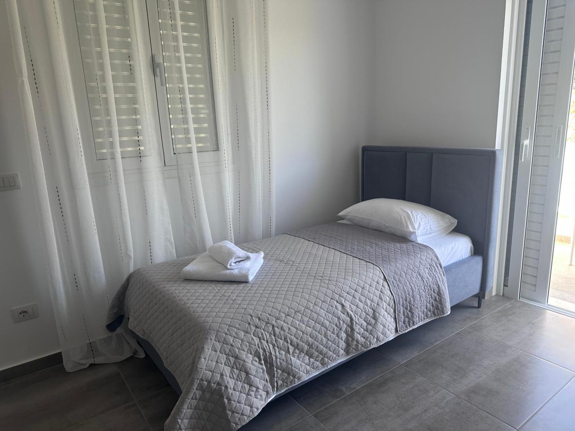 Vila Melina Himare Luaran gambar